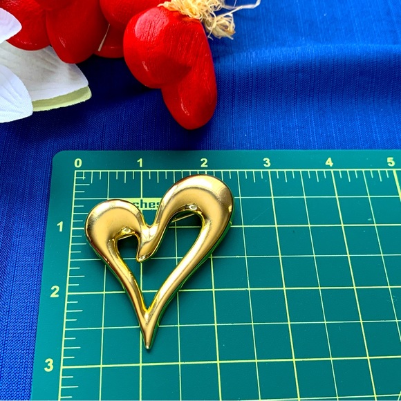 Vintage Premier Goldtone Heart Shaped Brooch Large Stylized Valentine Gift - Picture 4 of 5